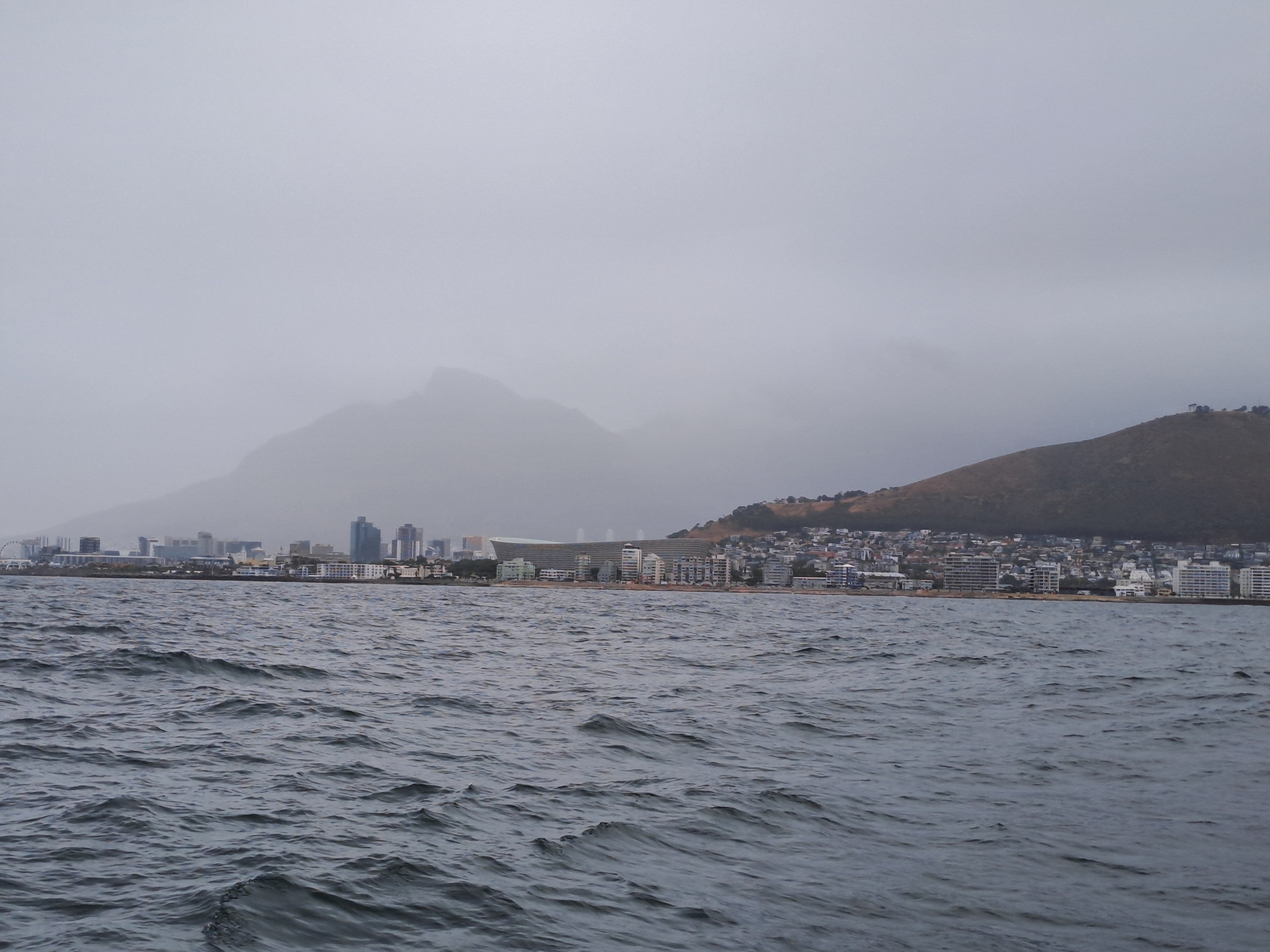 arrivee à Cape Town sous la grisaille vers 16h